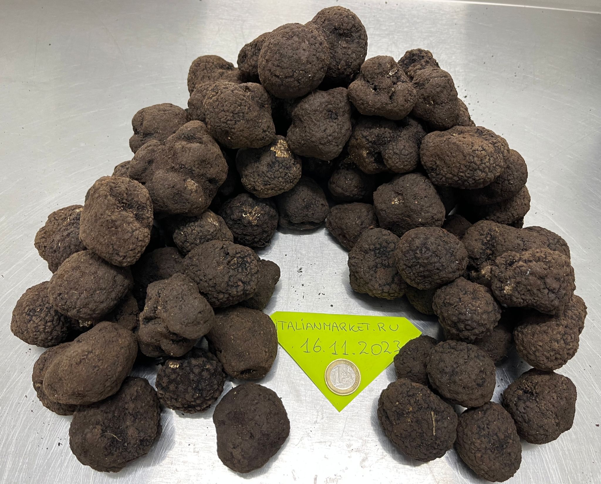 Свежий черный трюфель Баньоли (Tuber Mesentericum)